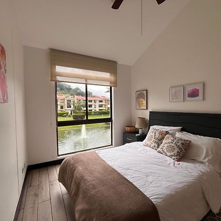Cr Mariposa Rentals Lakeview Penthouse With Office Space, Pool, Gym, Tennis Santa Ana  Ngoại thất bức ảnh
