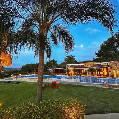 Cr Mariposa Rentals Lakeview Penthouse With Office Space, Pool, Gym, Tennis Santa Ana  Ngoại thất bức ảnh