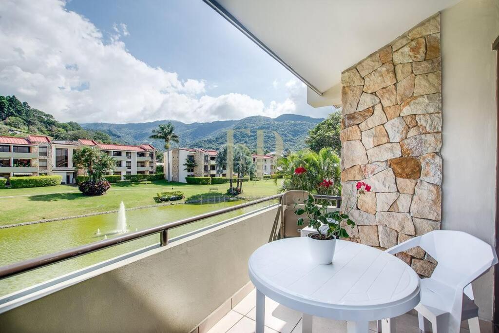 Cr Mariposa Rentals Lakeview Penthouse With Office Space, Pool, Gym, Tennis Santa Ana  Ngoại thất bức ảnh