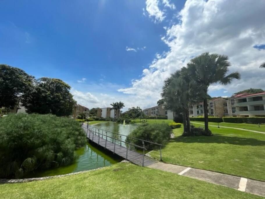 Cr Mariposa Rentals Lakeview Penthouse With Office Space, Pool, Gym, Tennis Santa Ana  Ngoại thất bức ảnh