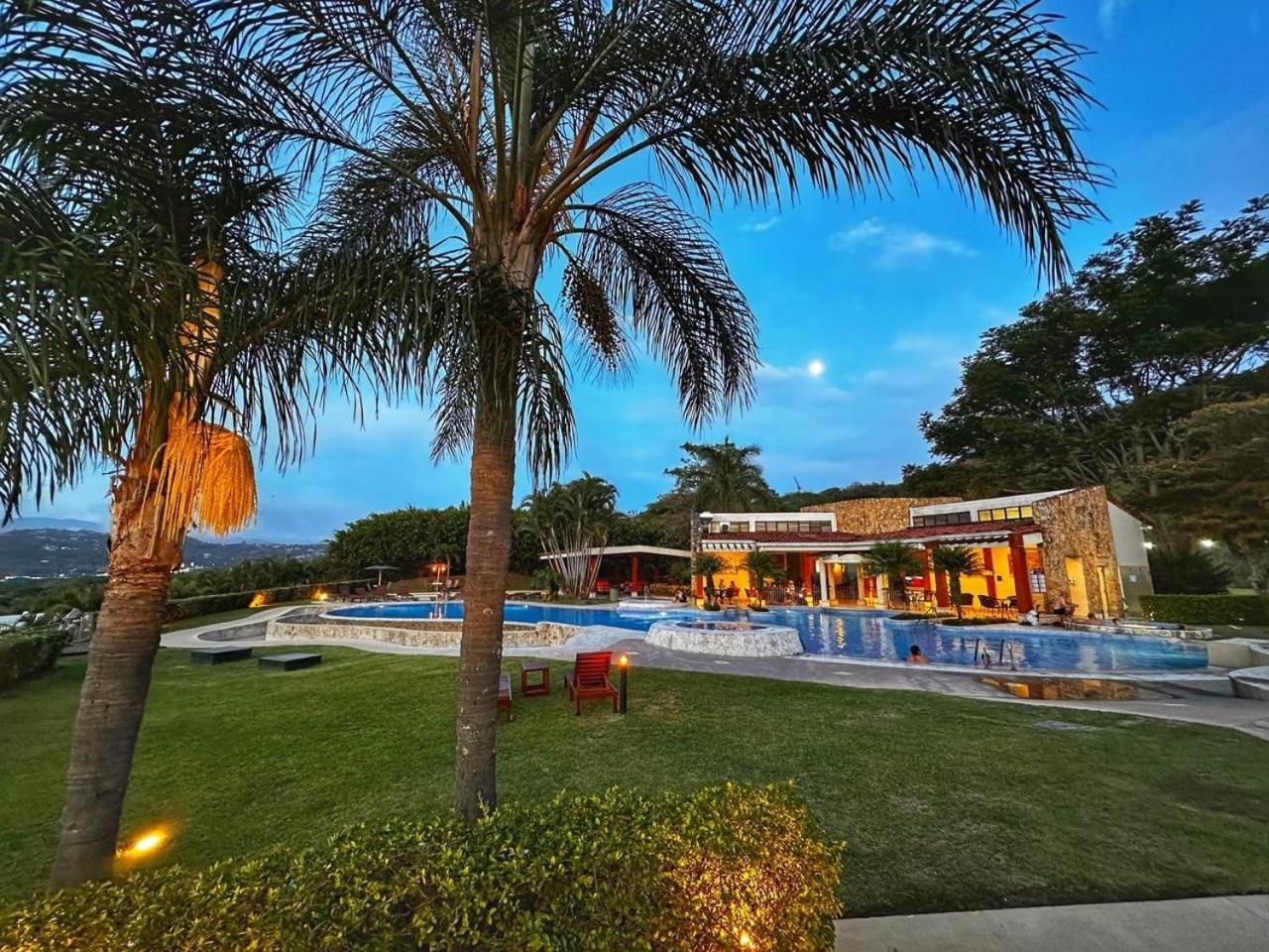 Cr Mariposa Rentals Lakeview Penthouse With Office Space, Pool, Gym, Tennis Santa Ana  Ngoại thất bức ảnh