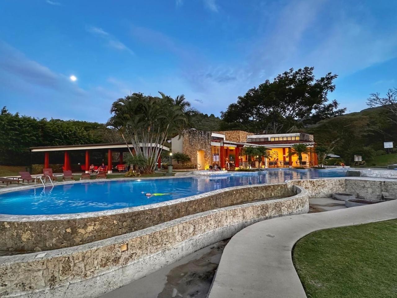 Cr Mariposa Rentals Lakeview Penthouse With Office Space, Pool, Gym, Tennis Santa Ana  Ngoại thất bức ảnh