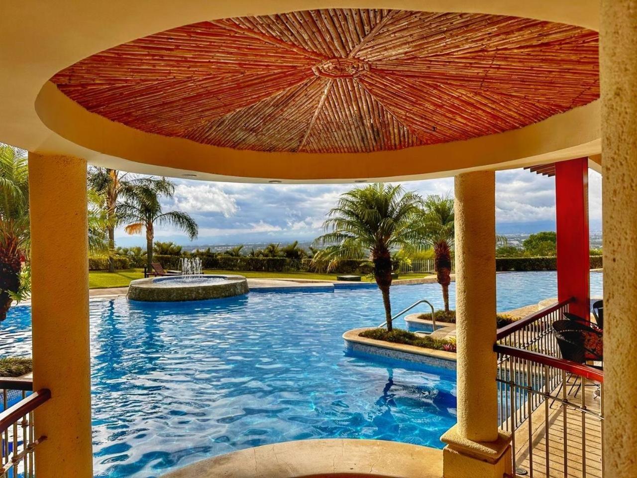 Cr Mariposa Rentals Lakeview Penthouse With Office Space, Pool, Gym, Tennis Santa Ana  Ngoại thất bức ảnh